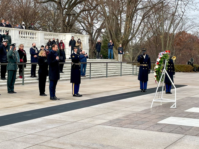 Kronprins Haakon besøkte æresgravlunden i Arlington for å legge ned krans på den ukjente soldats grav. Foto: Guri Varpe, Det kongelige hoff